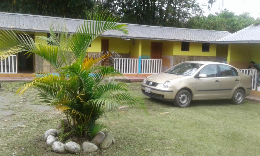 Hostal Henrry's Hotel Mindo Buitenkant foto