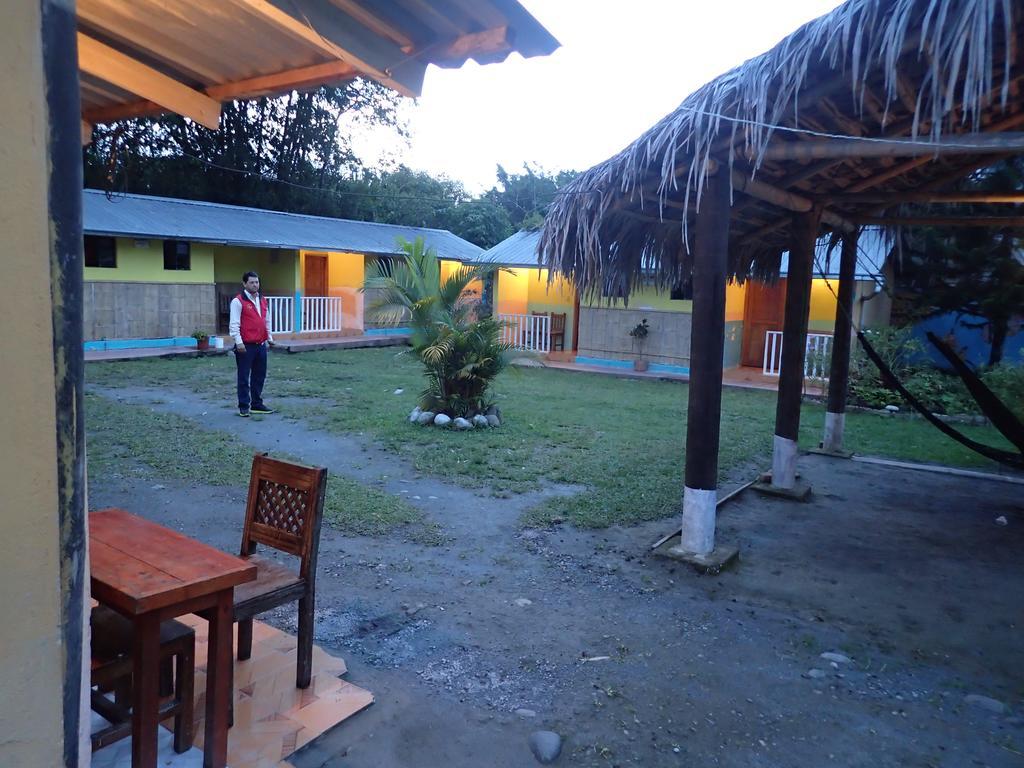 Hostal Henrry's Hotel Mindo Buitenkant foto